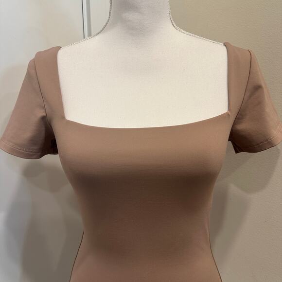 Aritzia Babaton Contour Square Neck Bodysuit Tan Short Sleeve Basic Layer Medium - Picture 4 of 11